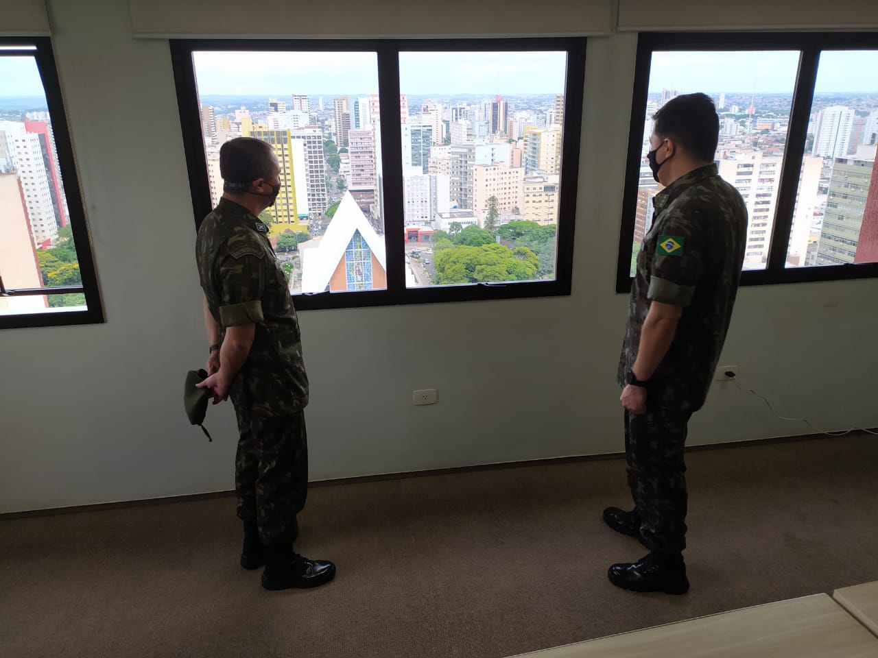 Políticos e entidades de Londrina neste momento com o comando do Exército. Tema: Escola de Sargentos de Armas